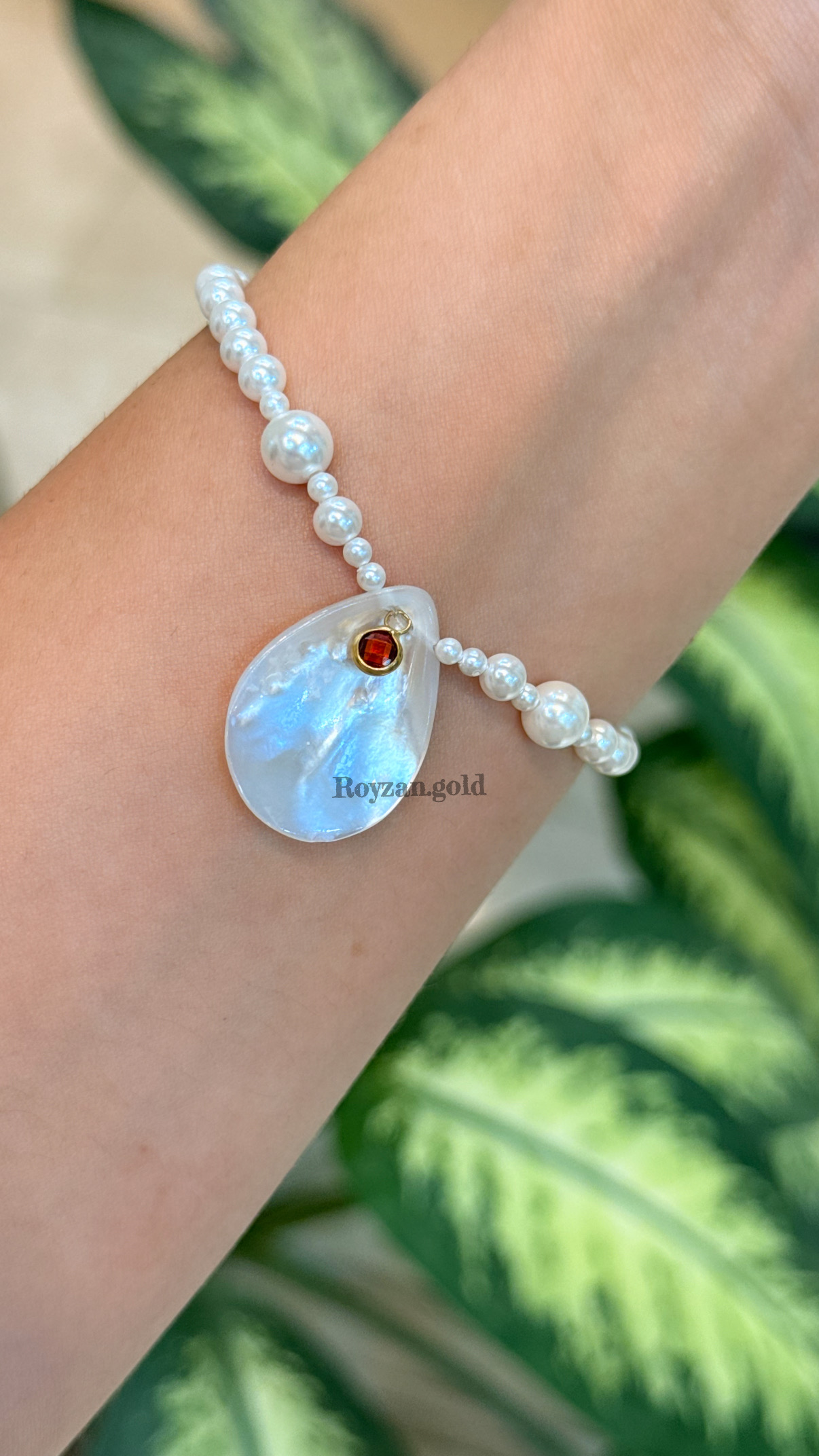 پلاک دستبندی طلا مارکو قرمز و صدف و مروارید طلای 18 عیار
